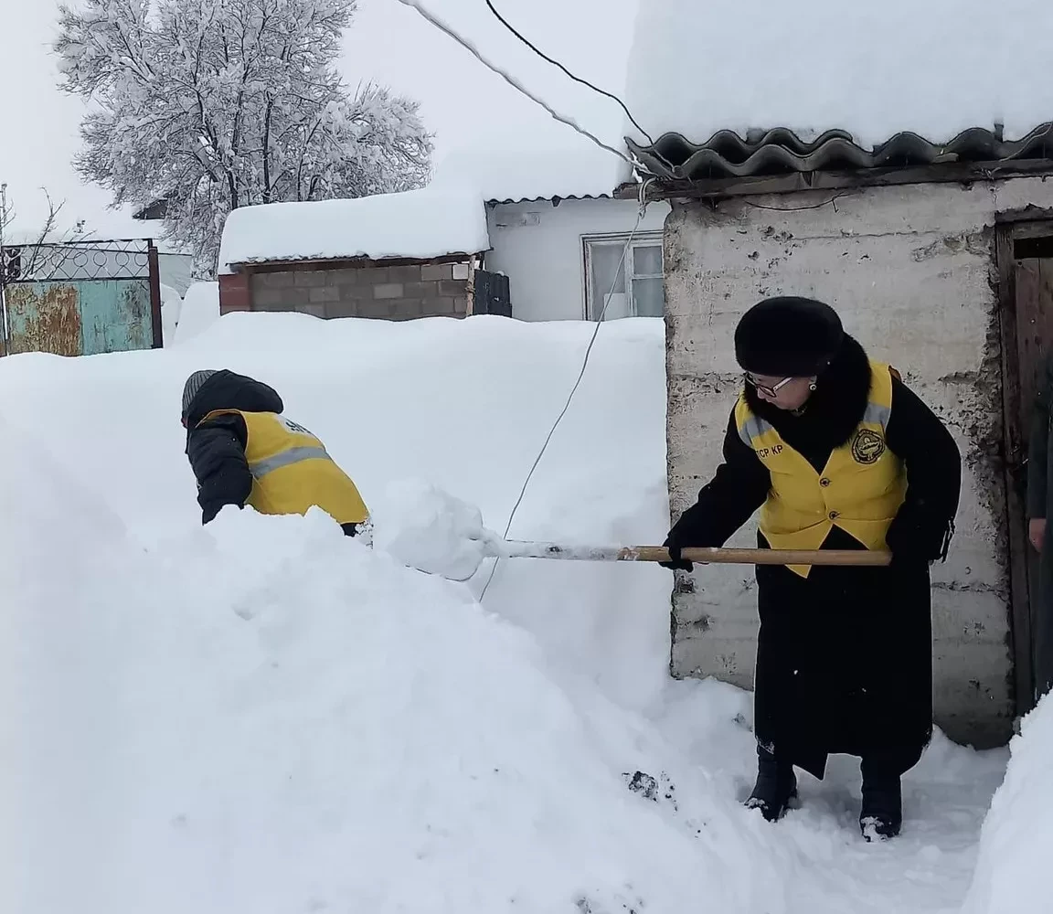 Минтруда: 854 социалдык кызматкер 9452 адамды үйдөн тейлейт