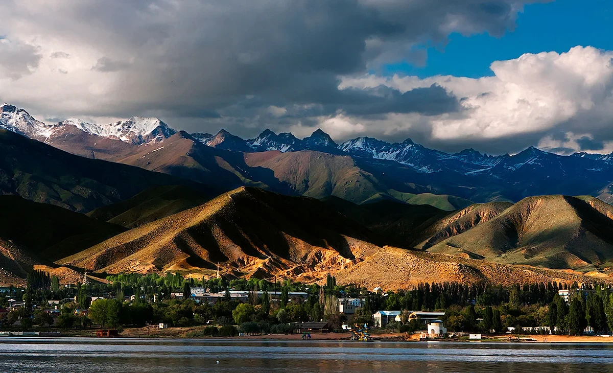 Депутат Чолпон-Атага туристтик шаар статусун берүүнү сунуштады