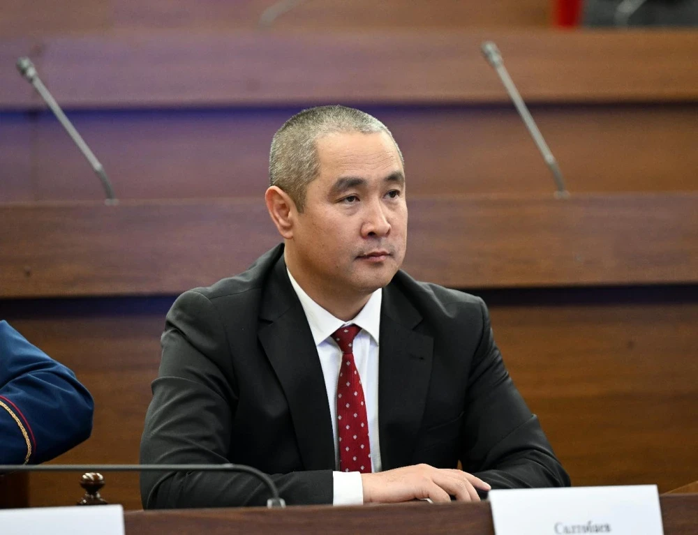 Парламент үч министрликтин башчыларына дайындоо үчүн талапкерлерди колдоду