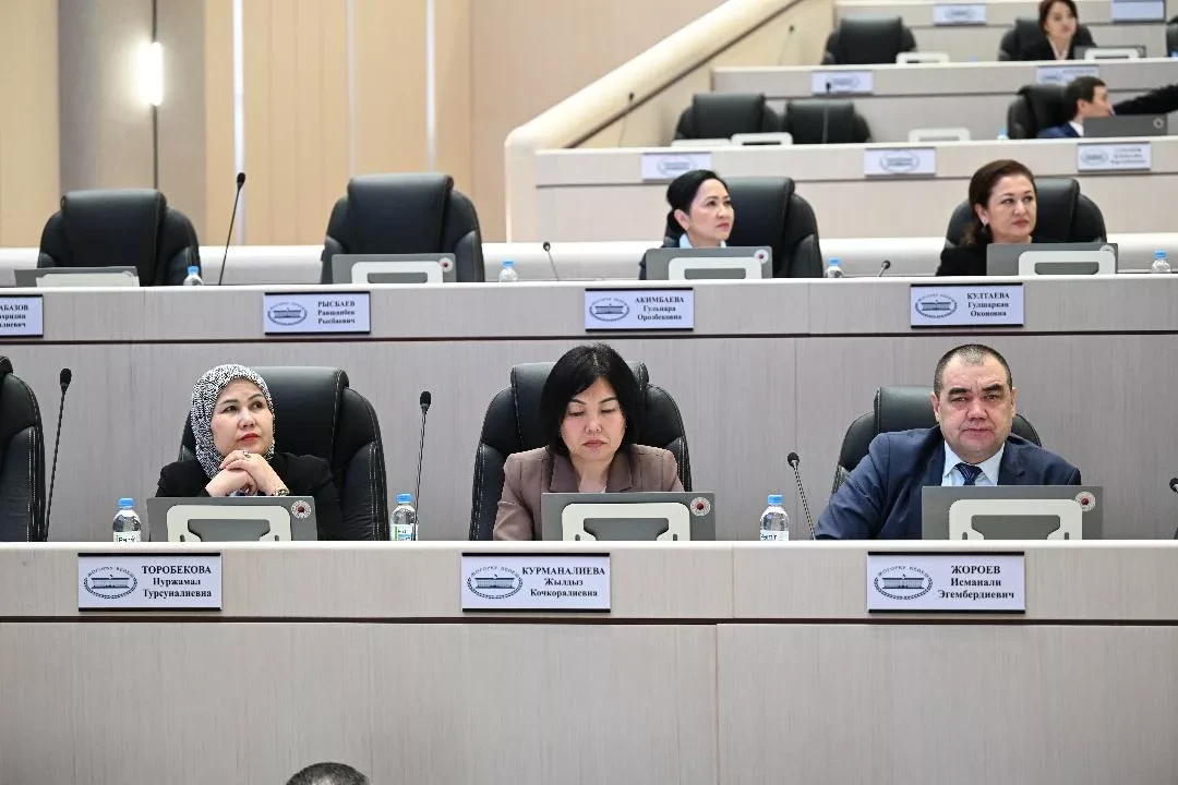 Парламентте жаңы ГКНБ жетекчисине кызыкчылыктуу лакап аттар, мыйзамсыз текшерүүлөр жана кураторлор боюнча суроолор берилди
