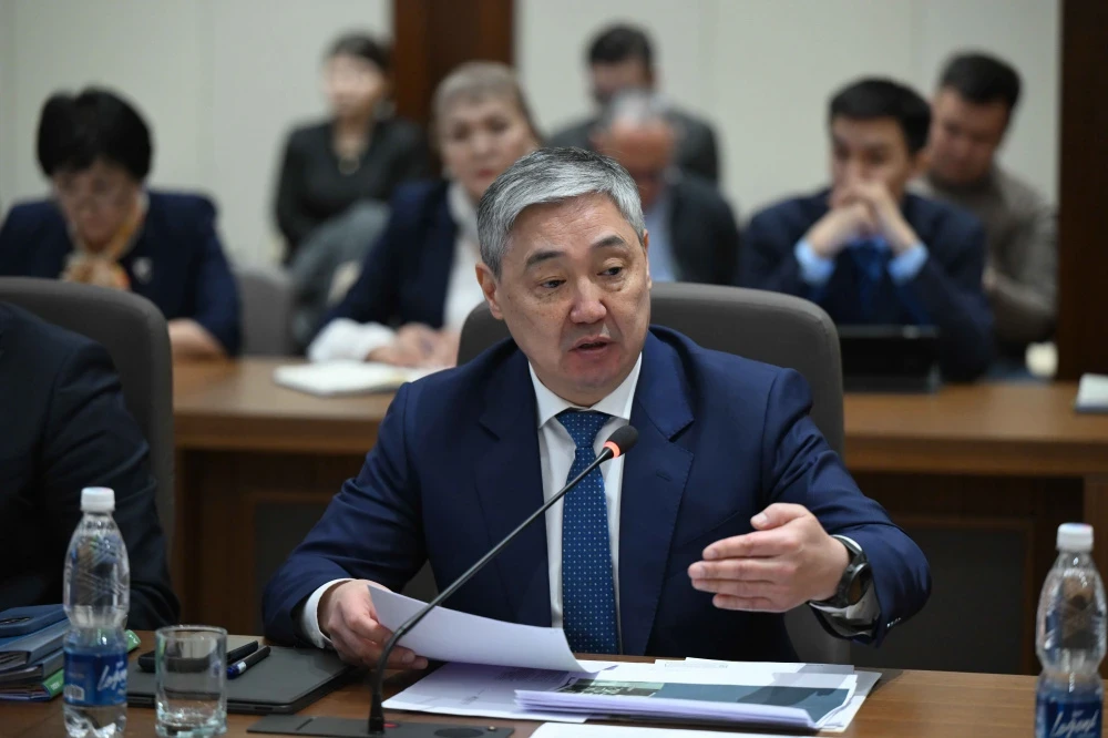 Өкмөт башчы министрлерге бюрократияны азайтуу боюнча жыйында оозеки эскертүүлөрдү берди