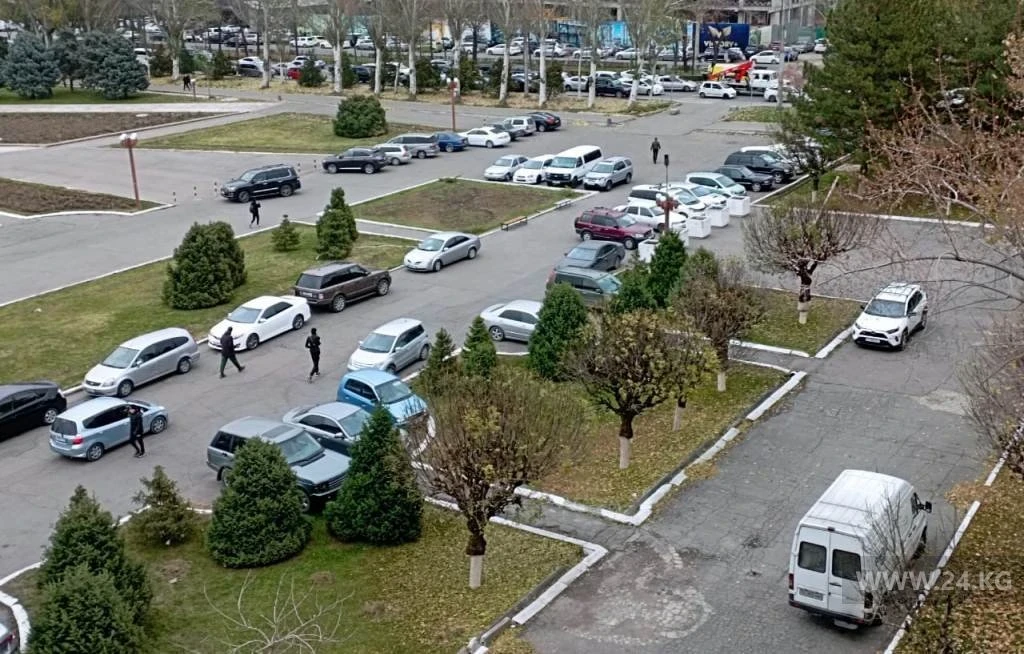 Бишкекте токтоочу жайлар жетишпейт, ал эми токтоочу жайлар авто салондор сыяктуу иштейт, депутат нааразы болду