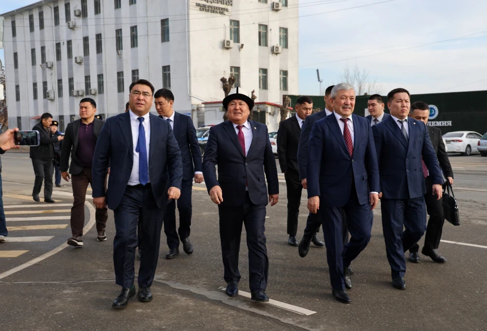 Нового мэра Оша Жанара Акаева представили подчиненным. Фото
