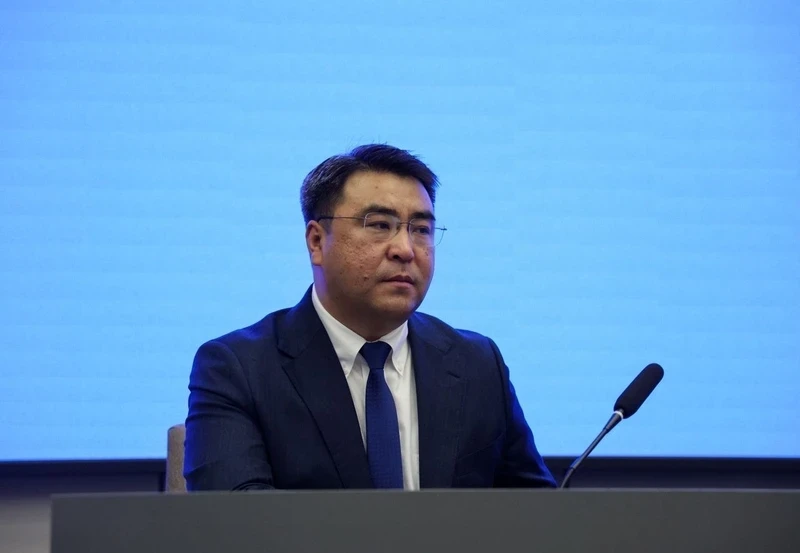 The new mayor Janar Akayev was introduced to the central office of the Osh mayor's office