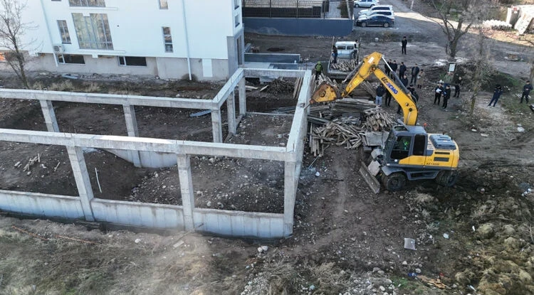 Ататюрк атындагы Бишкек паркында мыйзамсыз объект жоюлду