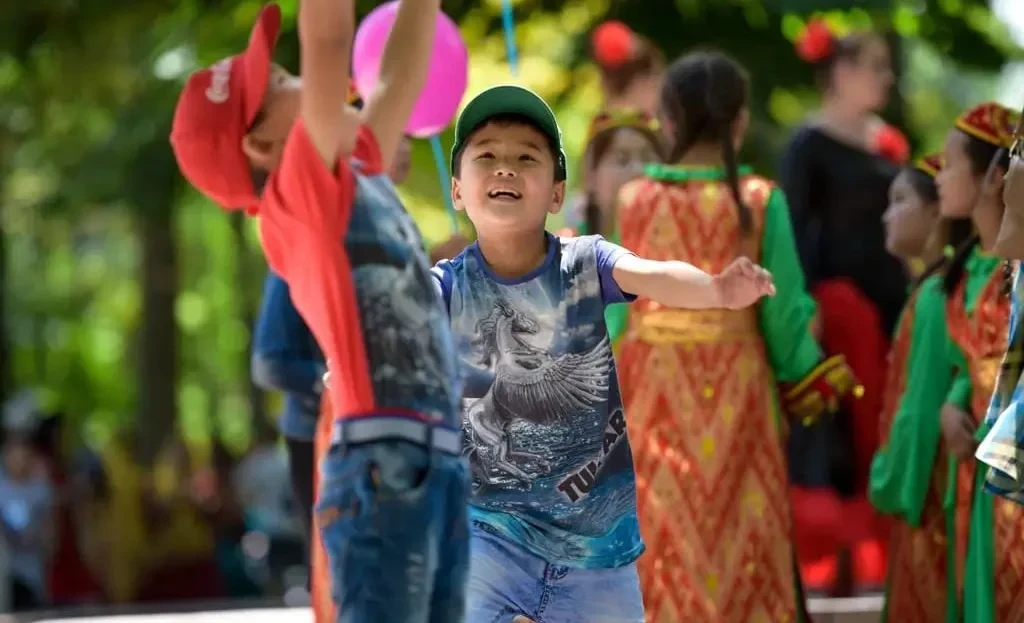 Беш себеп, эмнеге балдар үчүн орозо кармоо сунушталбайт - РЦУЗиМК