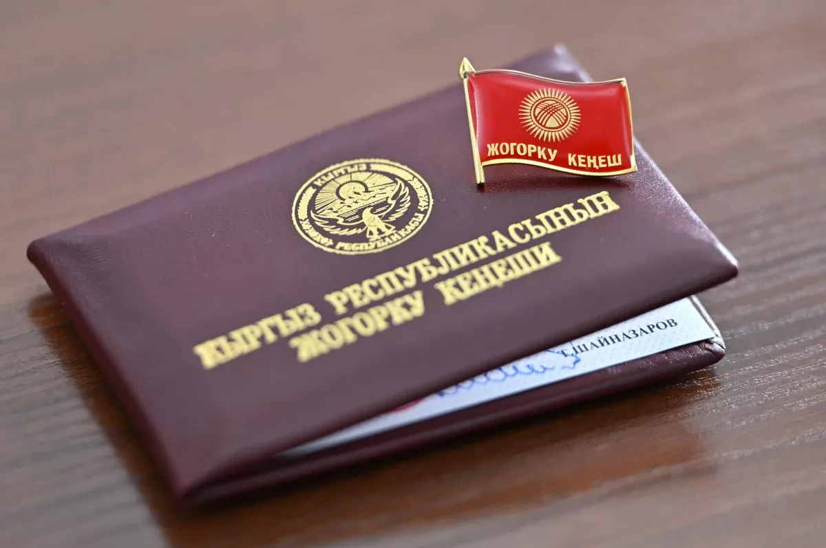 ЦИК КР бош мандатты Жогорку Кенештин депутаты Таалайбек Сарыбашовго № 8 шайлоо округу боюнча өткөрдү