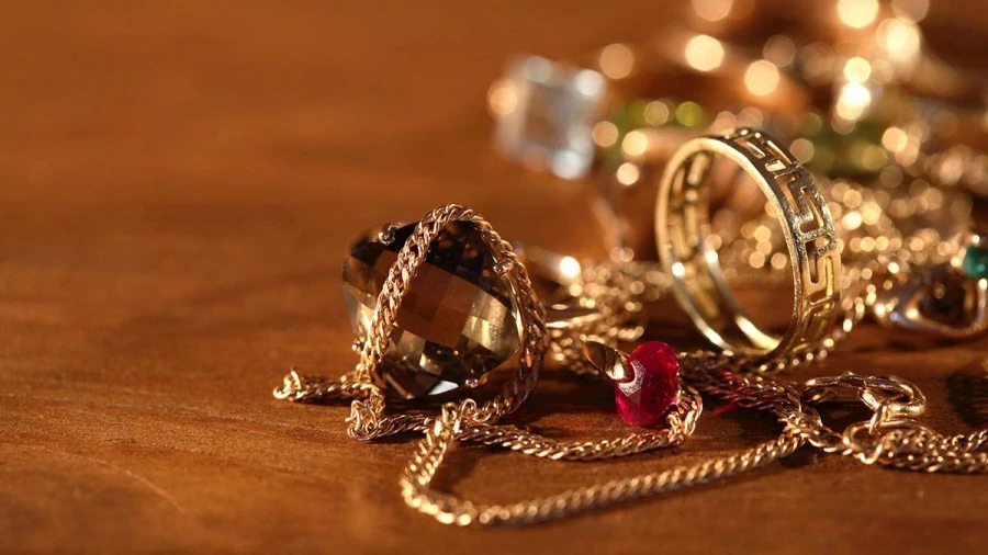 Бишкекте аялдар ишенимге кирип, 36 миллион сомдук зергерчилик буюмдар менен из жашырып кетишти