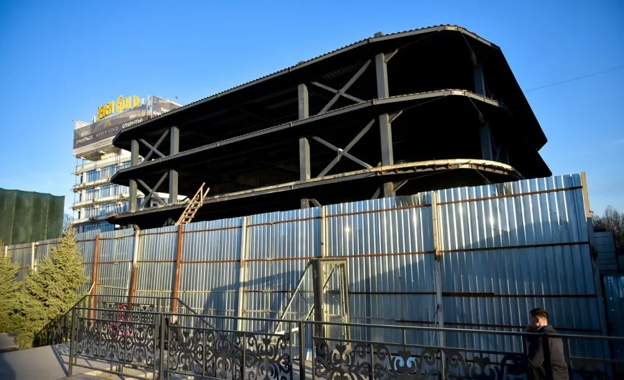 Стройка у ЦУМа признана несоответствующей утверждённому проекту