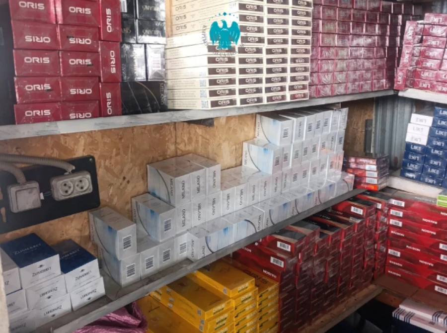 На рынке в Манасе изъяли почти 10 тысяч пачек сигарет без акцизных марок