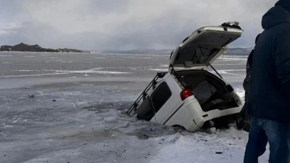 At Baikal, a car with tourists fell through the ice, there are fatalities