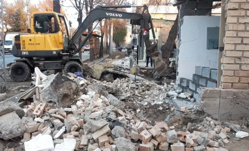 In Bishkek, the enforcement of the court's decision to demolish illegal structures on one of the streets continues.