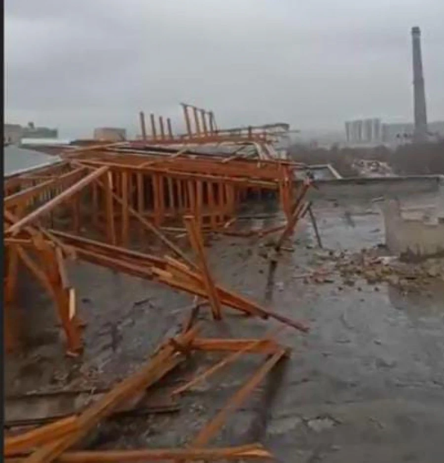 Күчтүү шамалдын натыйжасында Бишкекте жана эки облуста 16 турак үй жана 5 көп кабаттуу үй жабыркады