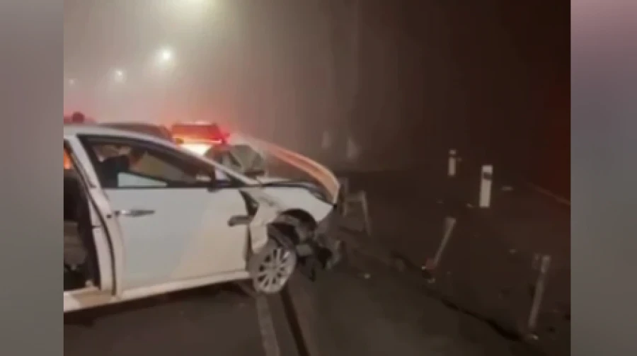 Отбойник аэропорт "Манас" жолунда автоны түп-тамырынан өткөрүп чыкты