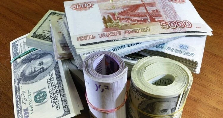 Тенге и рубль после устойчивого роста стали дешеветь. Курс валют на 23 февраля