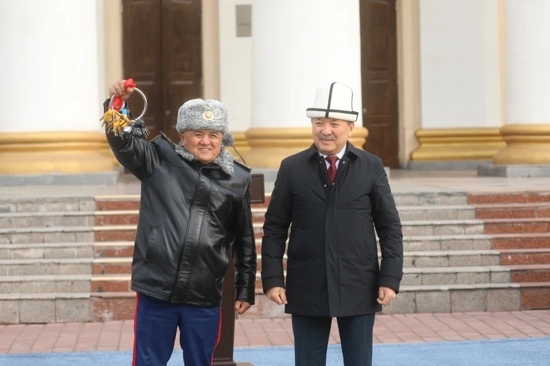 Адылбек Касымалиев МЧСке 116 даана атайын техника тапшырды