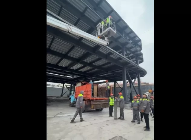 The Bishkek City Hall is dismantling the construction site near the Central Department Store.