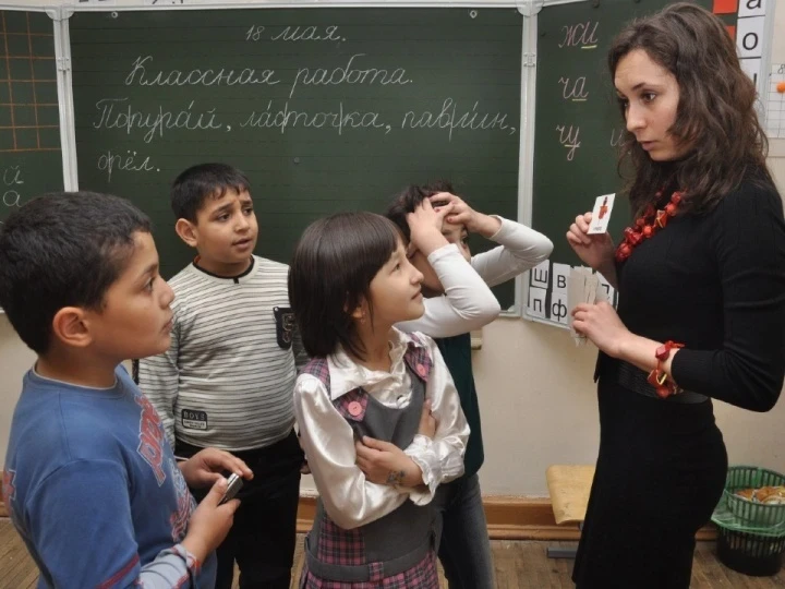 Россияда мигрант балдар үчүн "салык" киргизүүнү талкуулашууда