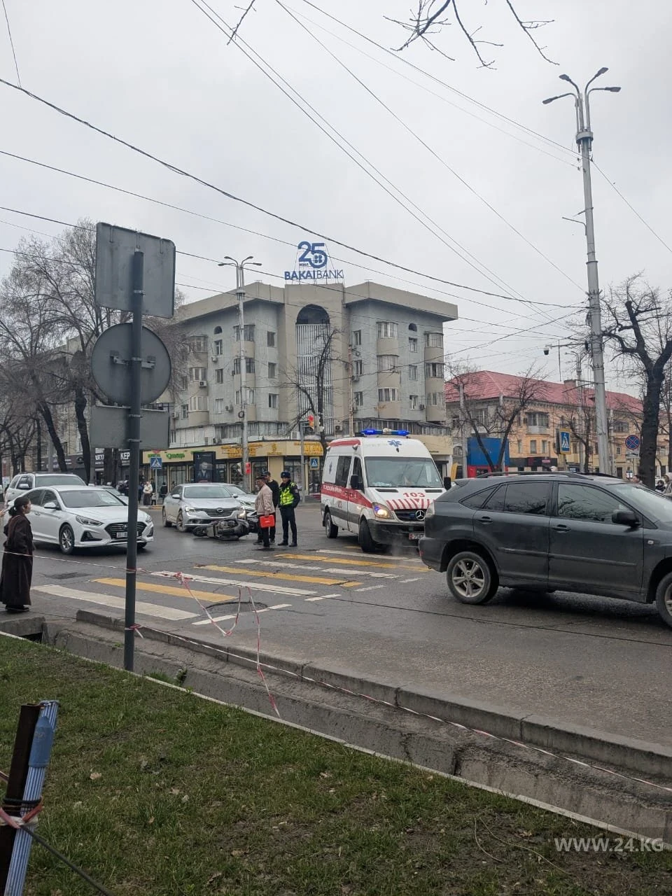 Бишкекте Киев көчөсүндө Байтик Баатырды скутеристти уруп кетишти