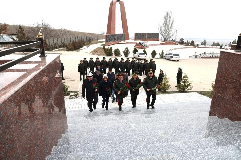 «Ата-Бейитте» каза болгон чек арачыларды эскерүү митинги өттү