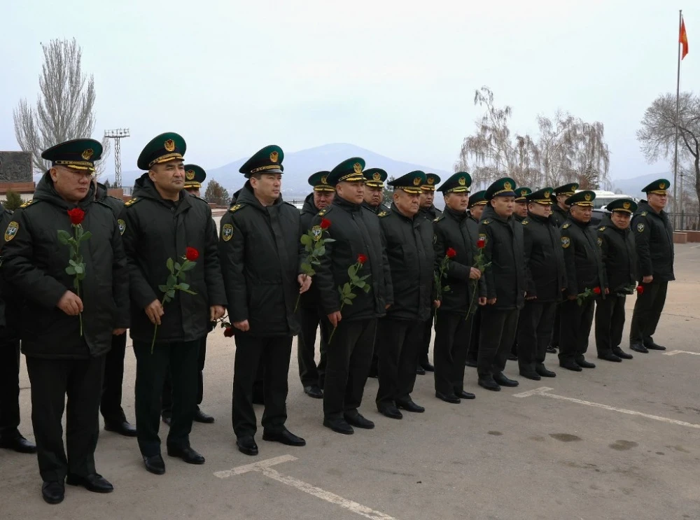 Чек арачылар мамлекеттин чек араларын коргоп жатканда курман болгондордун эскерүүсүн митинг-реквием менен белгилешти