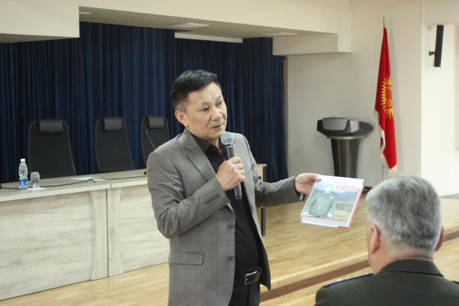 Бишкекте "Кызыл командирдин жоокердик эрдиги тууралуу сөз" аттуу китептин бет ачары болду