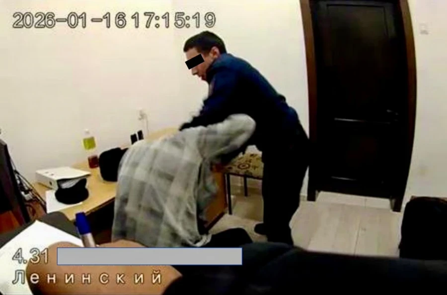 Камералар токтоткон жок: участкалык милиция Бишкектин ГОМунда майда хулигандыкка шектүүнү сабап алышты