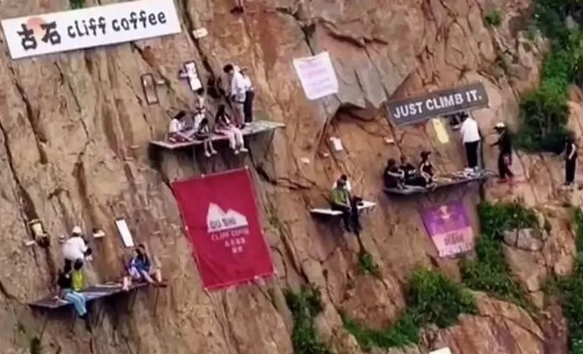 Кофейня на отвесной скале в Фуцзяне стала трендом китайских соцсетей