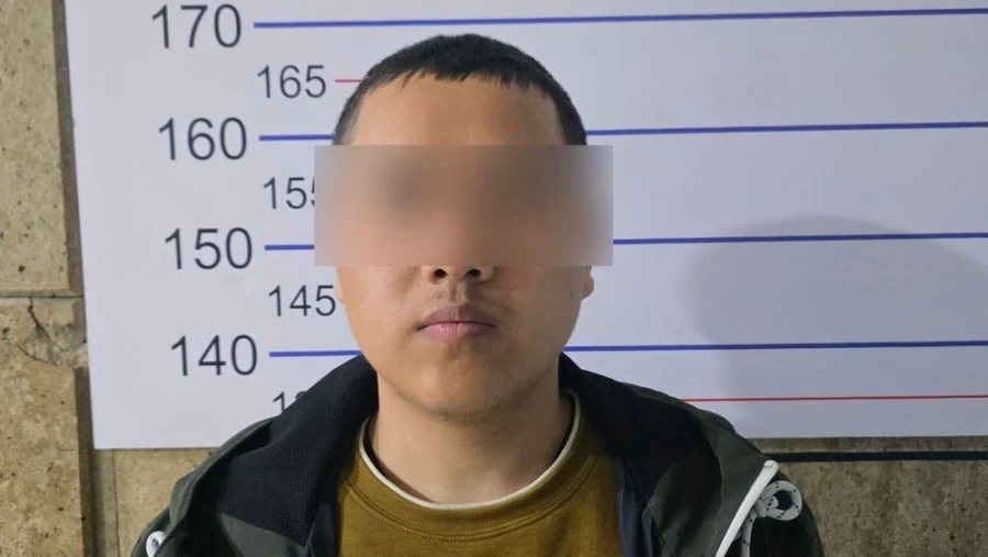 Бишкектик «закладчыны» байкады, ал үйүнүн дарбазасынын жанына наркотиктерди жашырып жатты