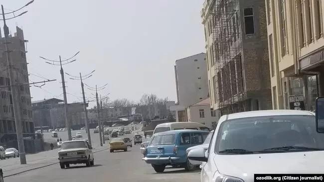 Узбекистанда 50 жылдан ашык унааларды тыюу салынат. Эски авто ээлери чечимге сын айтып жатышат.