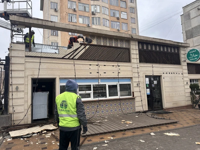 Бишкекте бөлүктөрү менен дагы бир кафе демонтаждалып жатат