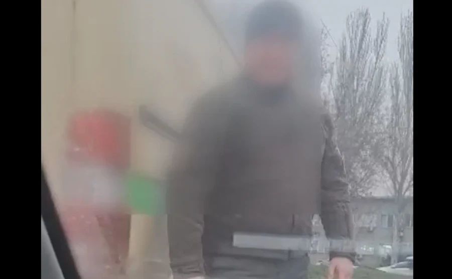 Жолдор боюнча талаш-тартыш. Инкассатор Бишкекте айдоочуну сабады