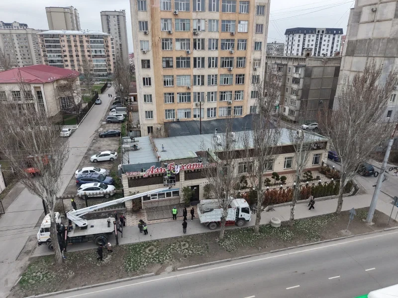 Тыналиев көчөсүндө «Аль Бухари» кафесинин бир бөлүгүн демонтаждашууда