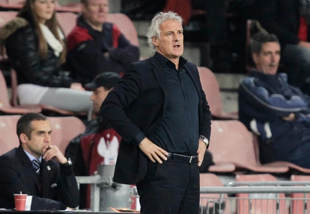 Дик Адвокат Кюрасао курамасынан таркады тарыхый башталыш алдында Дүйнөлүк чемпионатта