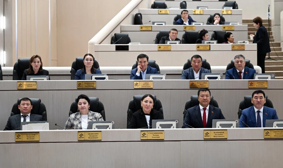 Парламенттын эки комитетинин төрагалары ыйгарым укуктарын тапшырды