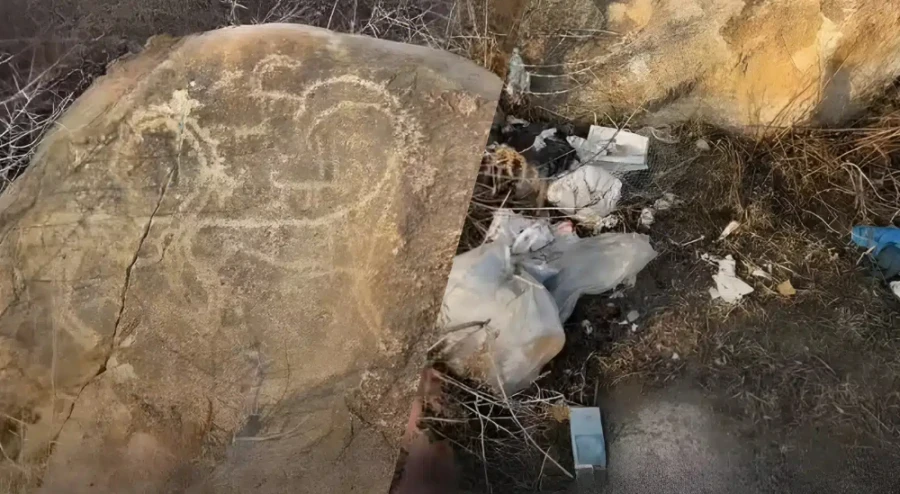 Тарыхтын ордуна - туалет. Ысык-Көлдөгү байыркы сүрөттөрү бар ташты жуунуучу жайга айланткан