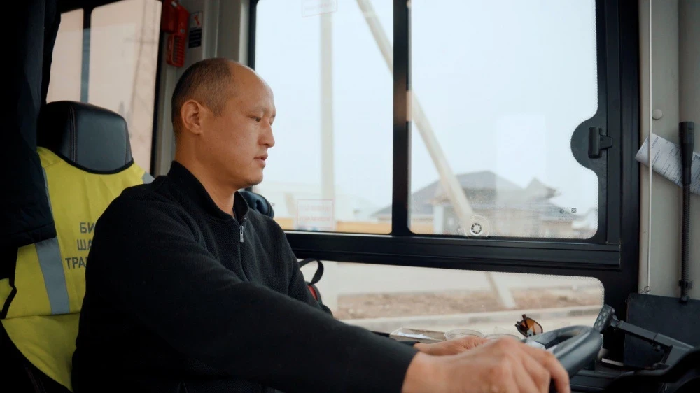 Автобустун айдоочусу Урмат алты тилде эркин сүйлөйт жана жетинчи тилди үйрөнүүдө