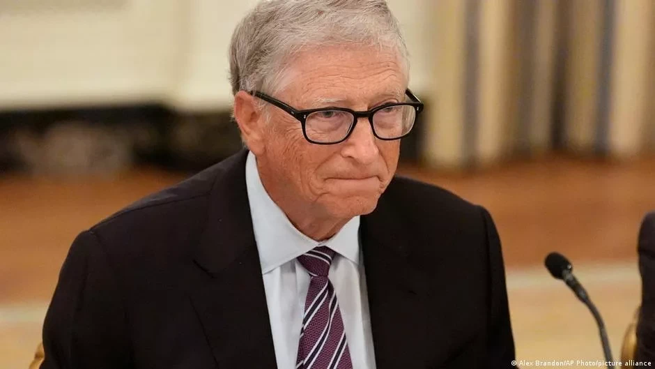 Билл Гейтс эки россиянка менен алдамчылык кылганын мойнуна алды