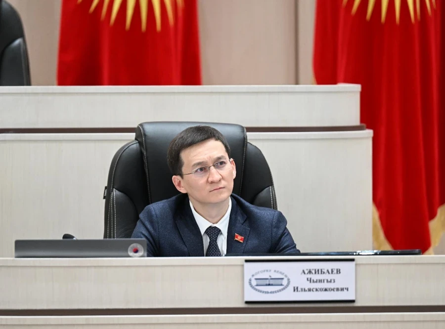 Депутат Чынгыз Ажибаев сложил полномочия первого заместителя спикера