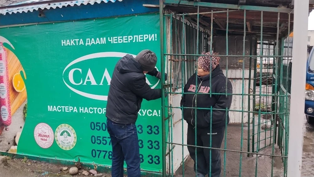 В Бишкеке продолжается демонтаж незаконно установленных рекламных конструкций