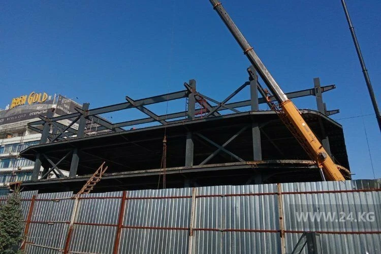 Demolition of the building near TSUM in Bishkek. How the dismantling work is progressing