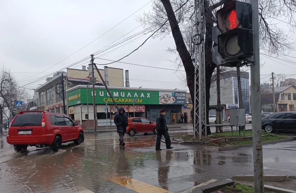 "Дождь прошел, проблемы остались". Жалобы на лужи и ямы на улицах Бишкека