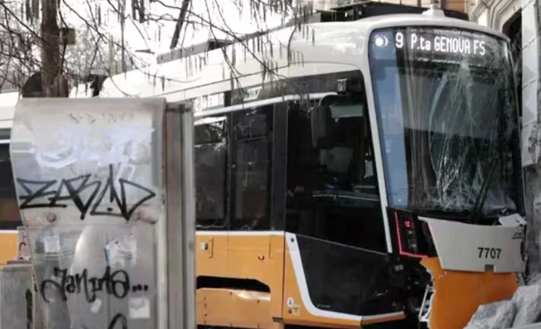 Трамвай сошел с рельсов в Милане: есть погибшие