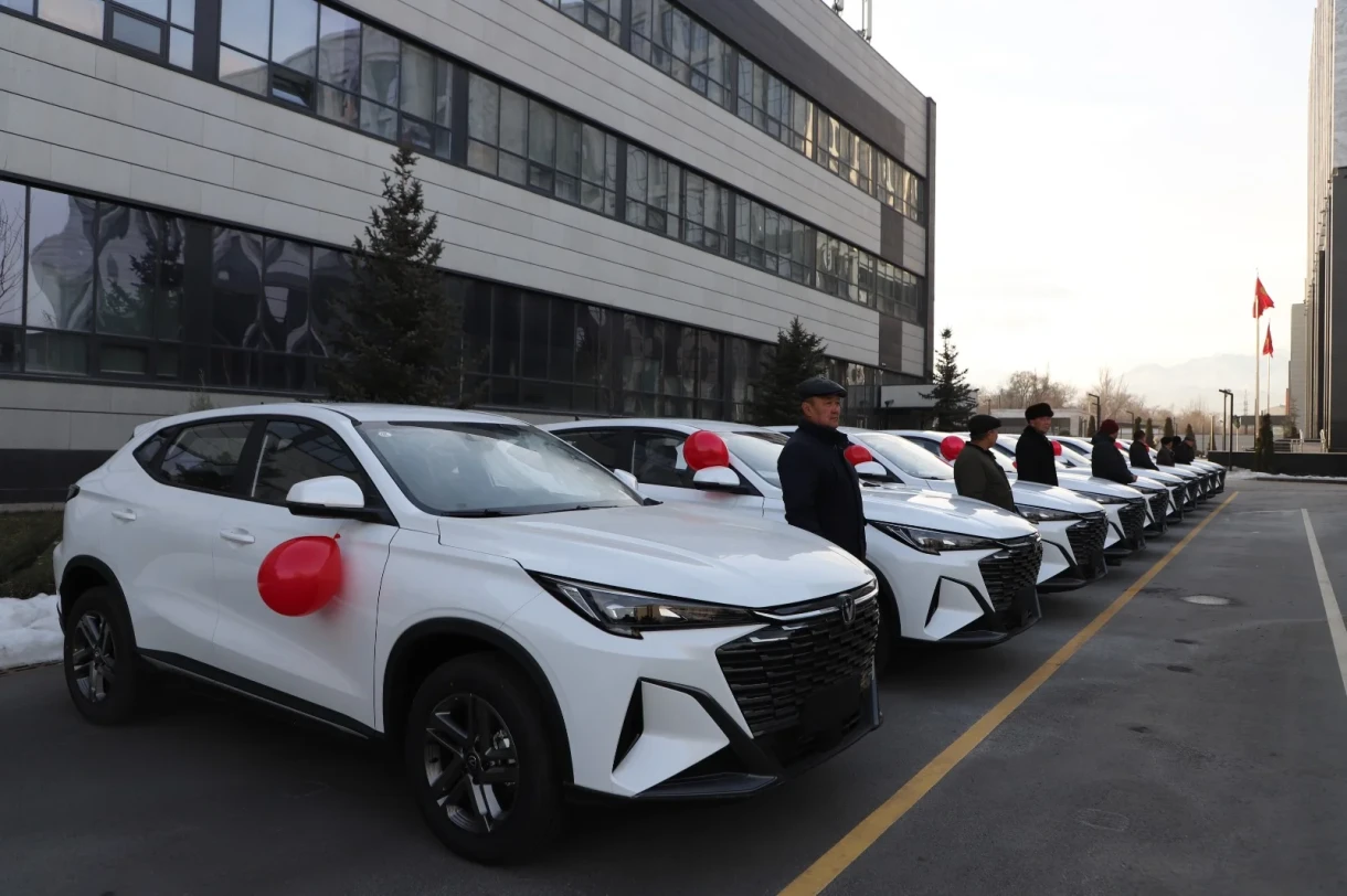 Kamchybek Tashiev handed over the keys to 20 new cars to medical workers in the Naryn region.