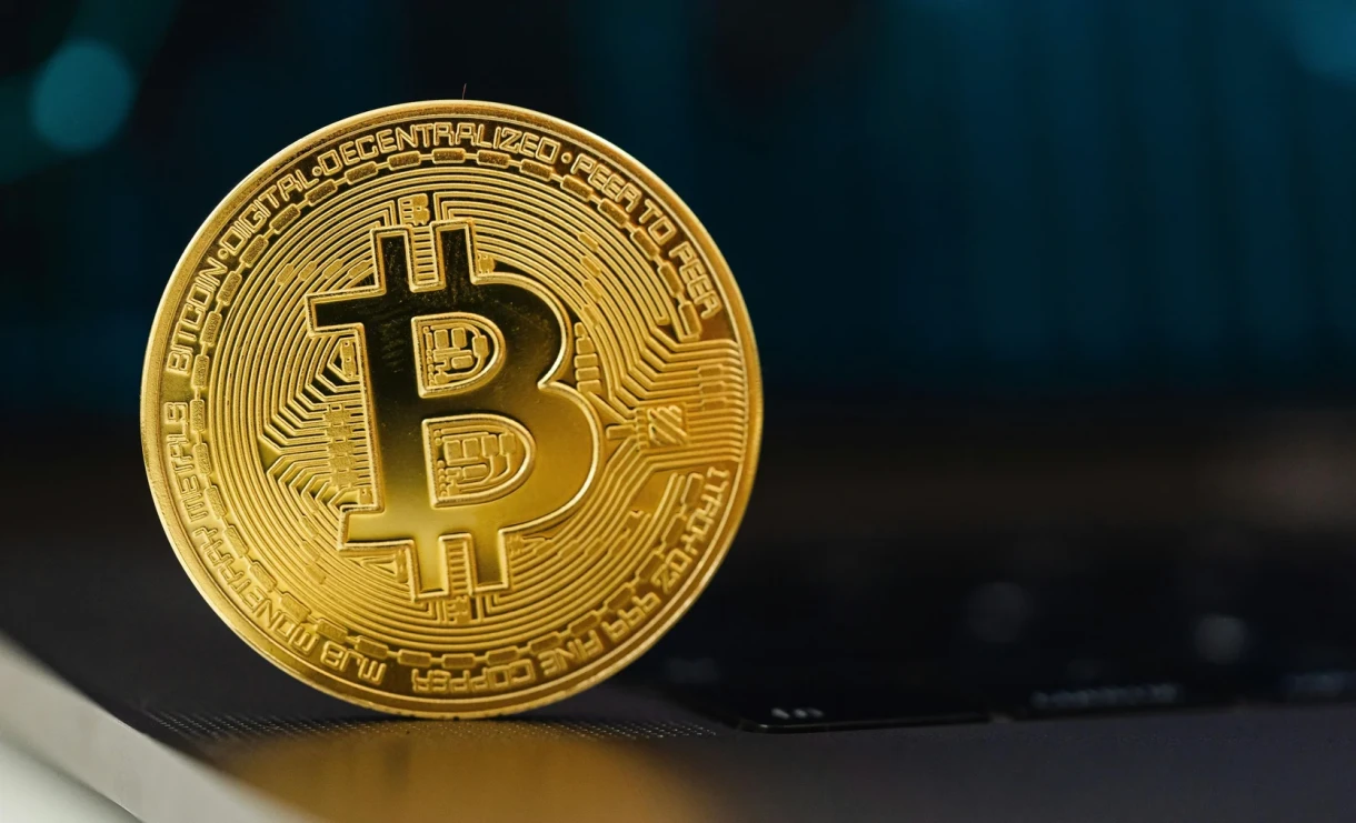 Аналитики сравнили падение биткоина с историей Бенджамина Баттона