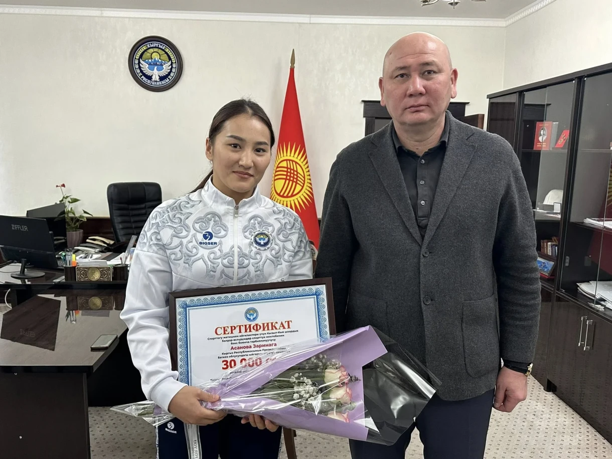 Айбек Шаменов Баткендик спортчуларды жогорку жетишкендиктери үчүн сыйлады