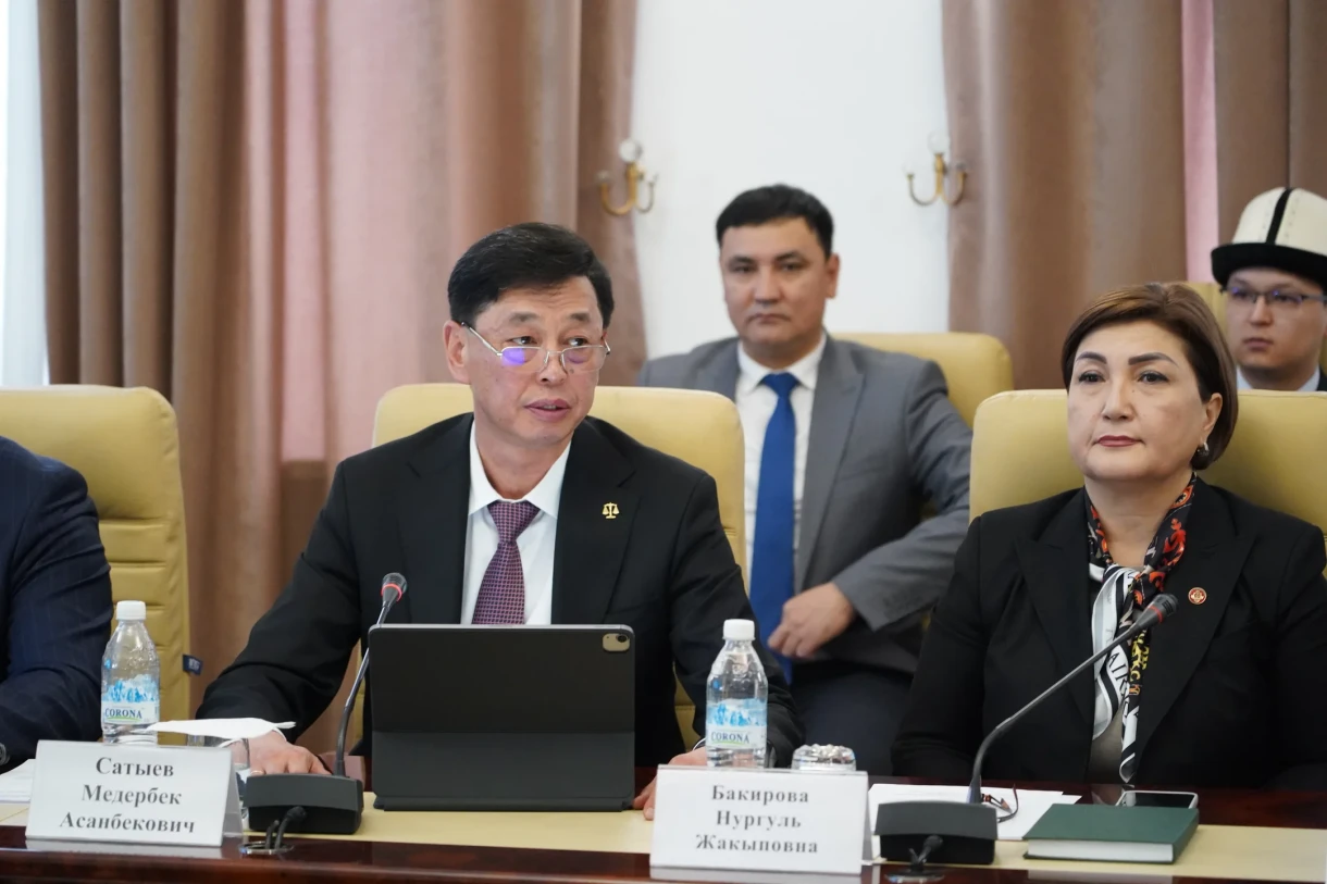 Жогорку сот өлкөнүн жетекчи ЖОЖдору менен кызматташтык келишимдерин түздү