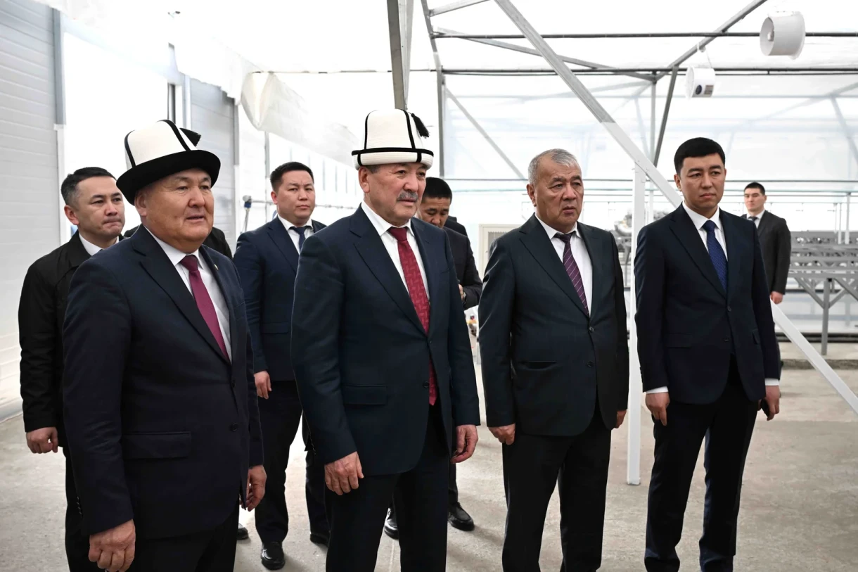 Касымалиев Ош – Кара-Суу автожолунун жана жашылдандыруу боюнча жылыжайдын курулушу менен таанышып чыкты