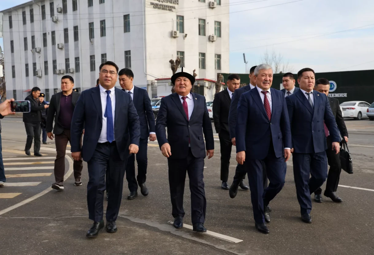 Адылбек Касымалиев Ош шаарынын мэриясынын борбордук аппаратына жаңы мэр Жанар Акаевди тааныштырды