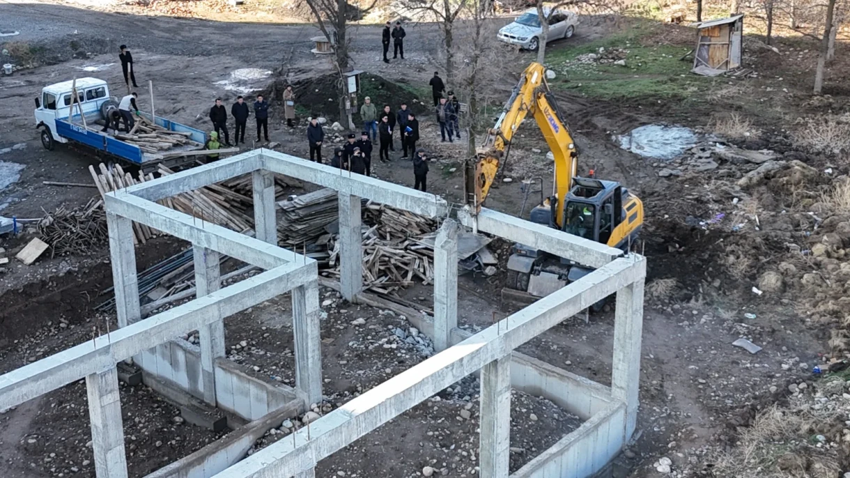 Мэрия Ататюрк атындагы парктын мыйзамсыз курулган объектисин бузду